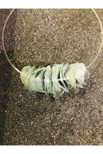 COLLIER ECAILLES DE POISSON SUR TOUR DE COU NYLON